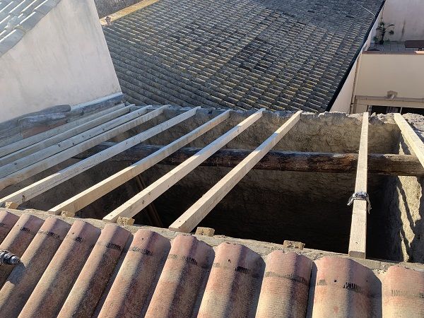 Couvreur à Nissan près de Béziers pendant des travaux sur une toiture