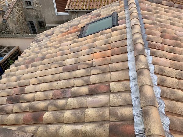 Couvreur zingueur à Nissan réalisant des travaux de toiture